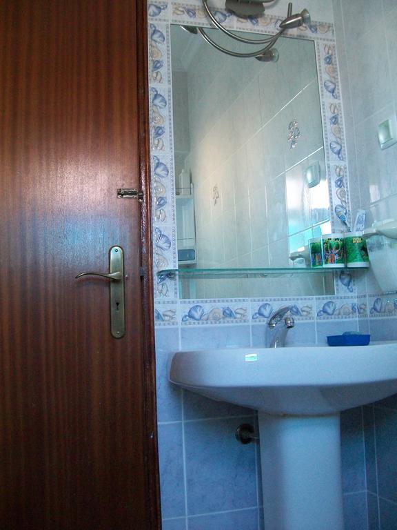 Pacheco'S Guesthouse Lagos Bagian luar foto